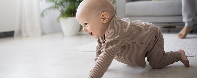 Négykézláb mászás és kúszás a babáknál